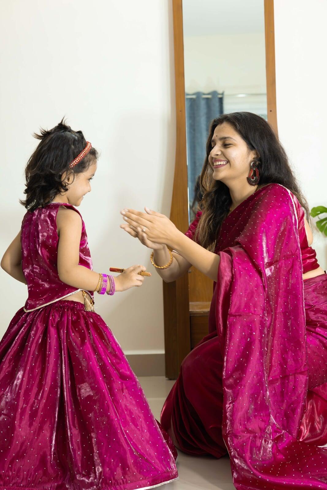 mom-daughter pose ideas