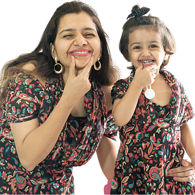 Floral Harmony Mother-Daughter Dress Set with Elegant Lace Details Floral Harmony Mother-Daughter Dress Set with Elegant Lace Details